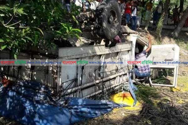 লালপুরে ডিমভর্তি পিকআপ খাদে, চালক নিহত