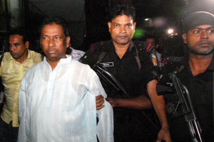 কলাবাগান ক্রীড়াচক্র থেকে ইয়াবা-অস্ত্র উদ্ধার, কৃষকলীগ নেতাসহ আটক ৫