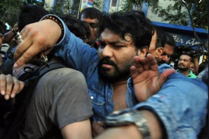 বিশ্ববিদ্যালয়ে গিয়ে লাঞ্ছিত হলেন ভারতের কেন্দ্রীয় প্রতিমন্ত্রী বাবুল সুপ্রিয়