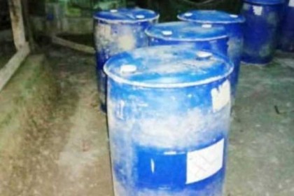 ডুবে যাওয়া জাহাজের ১২টি সিলিকন ভর্তি ড্রাম উদ্ধার 