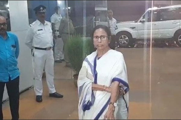 পশ্চিমবঙ্গে এনআরসি আতঙ্ক, পাশে থাকার বার্তা মমতার