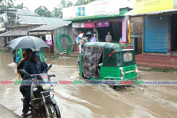 পূর্বধলার প্রধান সড়কে জলাবদ্ধতায় দুর্ভোগ চরমে