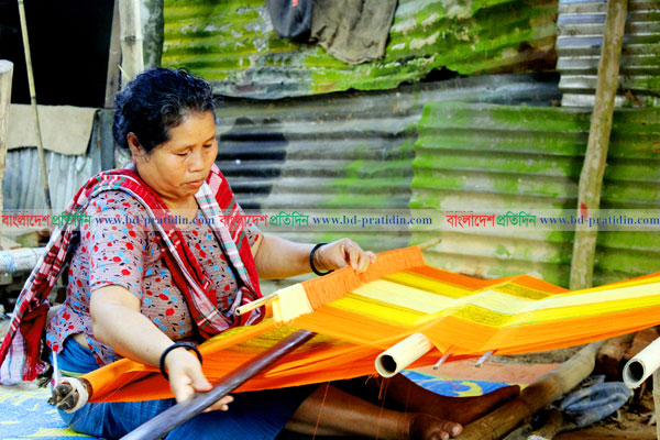 ‘কোমর তাঁতে পাহাড়ি নারীর কর্মসংস্থান’