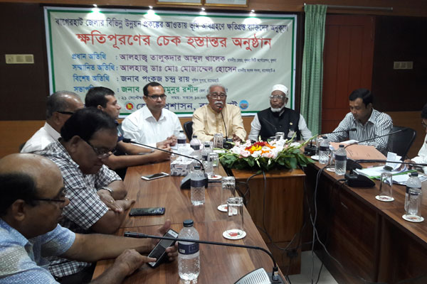 খুলনা-মোংলা রেললাইন প্রকল্পে ভূমি অধিগ্রহণে প্রায় ৭ কোটি টাকার চেক প্রদান