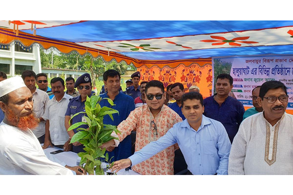 হালুয়াঘাটে বিভিন্ন প্রতিষ্ঠানে ফলজ চারা বিতরণ