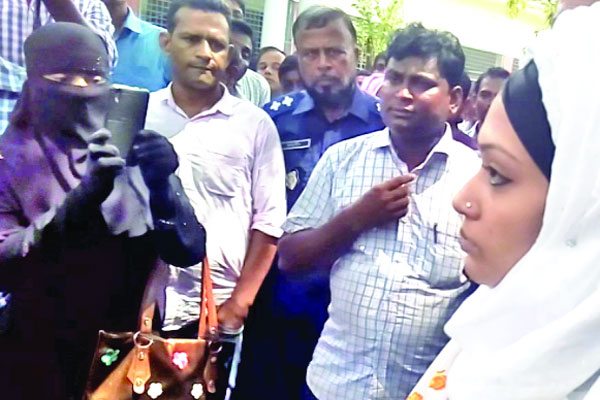 আদালতে মিন্নির ছবি তুলতে আসা রহস্যময় নারী কে