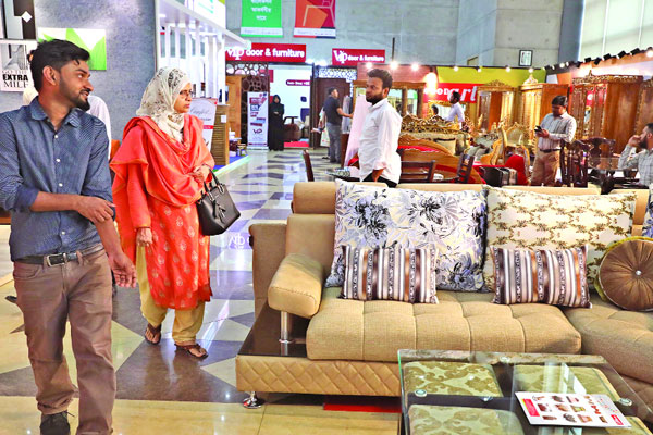 ছুটির দিন জমজমাট ফার্নিচার মেলা
