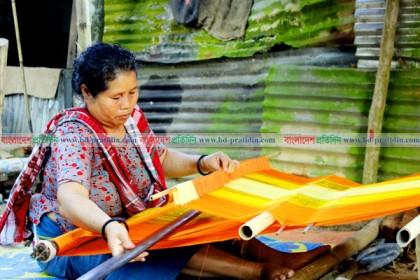 ‘কোমর তাঁতে পাহাড়ি নারীর কর্মসংস্থান’