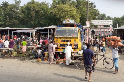 কুমিল্লায় কলেজের সামনে বাজার, ভোগান্তিতে আড়াই হাজার শিক্ষার্থী