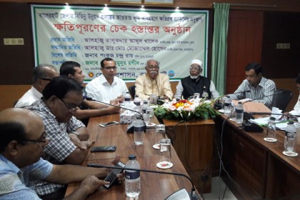 খুলনা-মোংলা রেললাইন প্রকল্পে ভূমি অধিগ্রহণে প্রায় ৭ কোটি টাকার চেক প্রদান