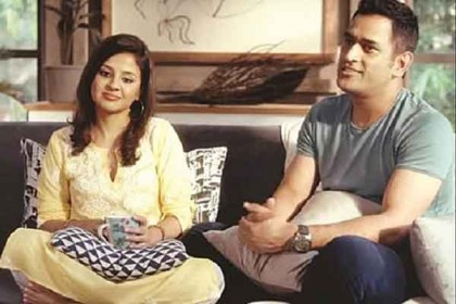 ধোনির বাড়িতে প্রতিদিন লোডশেডিং, বিরক্ত হয়ে স্ত্রীর টুইট