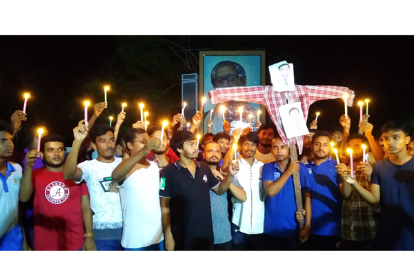 ইবিতে বশেমুরবিপ্রবি উপাচার্যের কুশপুত্তলিকা দাহ

