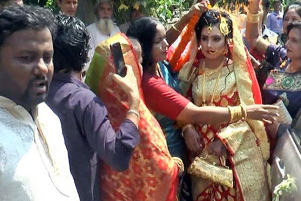 এবার বাংলাদেশেও ভাঙল প্রচলিত নিয়ম, যাত্রী নিয়ে বিয়ে করতে বরের বাড়িতে কনে!