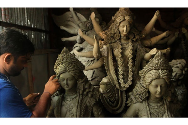 রায়পুরে প্রতিমা তৈরিতে ব্যস্ত শিল্পীরা
