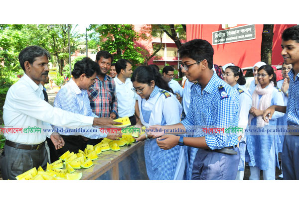 শিক্ষক-শিক্ষার্থীদের হলুদ তরমুজ খাওয়ালেন কৃষক মনির
