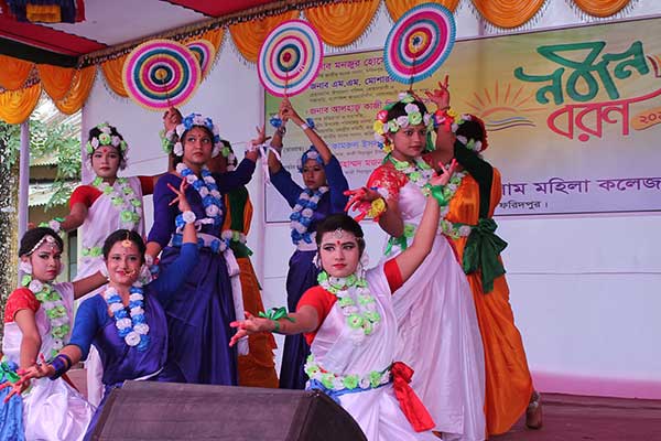বোয়ালমারীতে সিরাজুল ইসলাম মহিলা কলেজে নবীন বরণ