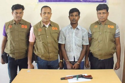 ঝিনাইদহ ডিবি পুলিশের হাতে অস্ত্রসহ সন্ত্রাসী আটক
