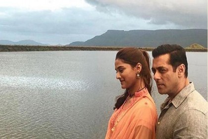 সালমানের সঙ্গে কে এই নারী?
