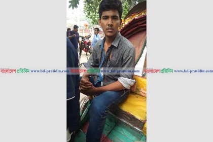 ঢাবিতে সাংবাদিকদের উপর ছাত্রলীগের হামলা, মোবাইল ছিনতাই