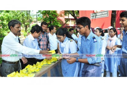 শিক্ষক-শিক্ষার্থীদের হলুদ তরমুজ খাওয়ালেন কৃষক মনির