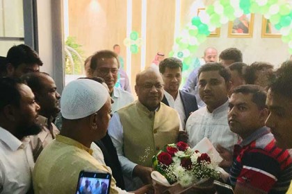 মন্ত্রী তাজুল ইসলামকে মদীনা বিমানবন্দরে সংবর্ধনা