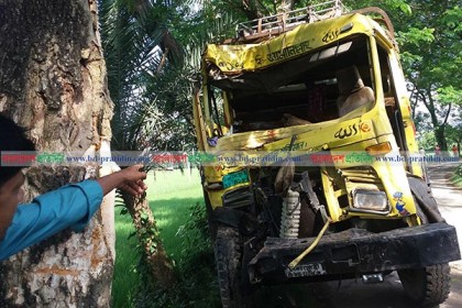 পুলিশের ধাওয়া খেয়ে দুর্ঘটনার কবলে ফেনসিডিলবাহী ট্রাক, আহত ২
