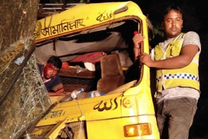 পুলিশের ধাওয়া খেয়ে গাছের সঙ্গে ট্রাকের ধাক্কা, ফেনসিডিলসহ আটক দুই