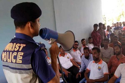 কুয়াকাটায় মোটরসাইকেল চালকদের সাথে পুলিশের মতবিনিময়