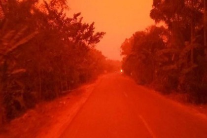 রক্তের মতো লাল হয়ে গেছে ইন্দোনেশিয়ার আকাশ