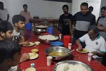 মান যাচাইয়ে শিক্ষার্থীদের সঙ্গে খাবার খেলেন যবিপ্রবি উপাচার্য