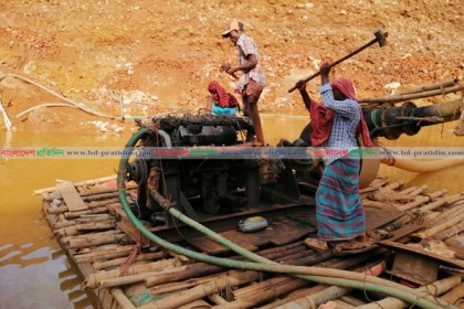 সিলেটে ২৮টি বোমা মেশিন ও শেলো ধ্বংস