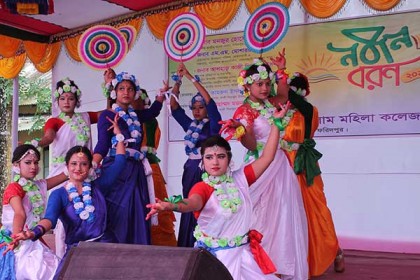 বোয়ালমারীতে সিরাজুল ইসলাম মহিলা কলেজে নবীন বরণ
