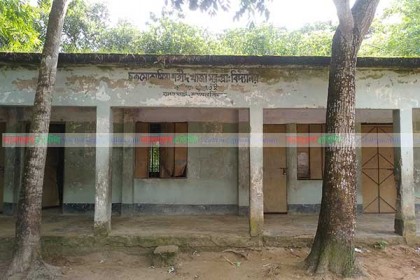 প্রধান শিক্ষকের বিরুদ্ধে ছাত্রীকে শ্লীলতাহানির অভিযোগ 