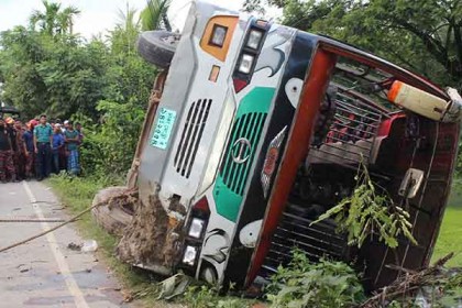 বরিশালে যাত্রীবাহী বাস খাদে পড়ে হেলপার নিহত