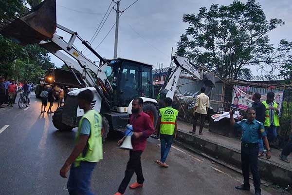 উত্তরা ও কারওয়ান বাজারে অবৈধ স্থাপনায় ডিএনসিসির অভিযান