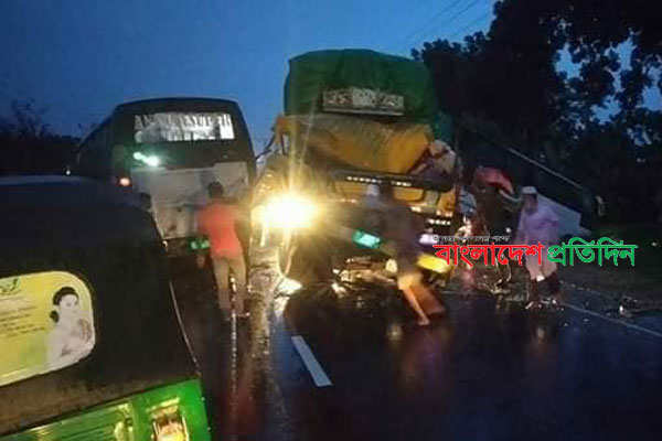 কিশোরগঞ্জে বাস-ট্রাকের ত্রিমুখী সংঘর্ষে নিহত ৪, আহত ১৫
