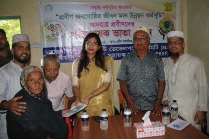 বোয়ালমারীতে ১০০ প্রবীণকে ভাতা প্রদান