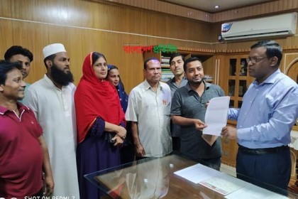 নকল নবিশ নিয়োগ বাতিলের দাবিতে স্মারকলিপি প্রদান
