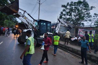 উত্তরা ও কারওয়ান বাজারে অবৈধ স্থাপনায় ডিএনসিসির অভিযান