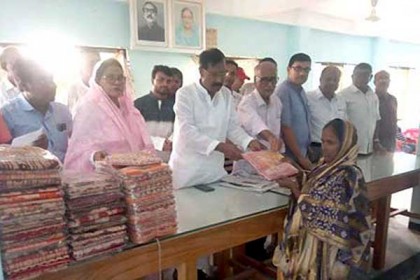 সারিয়াকান্দিতে দুর্গা পূজা উপলক্ষে শাড়ি বিতরণ