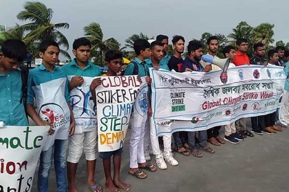 কুয়াকাটায় পালিত হয়েছে বৈশ্বিক জলবায়ু অবরোধ সপ্তাহ