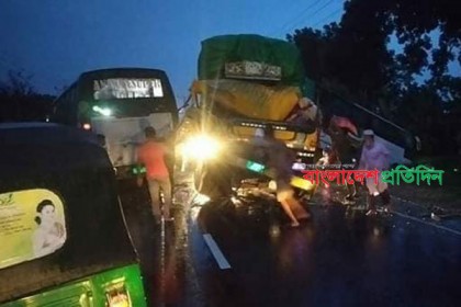 কিশোরগঞ্জে বাস-ট্রাকের ত্রিমুখী সংঘর্ষে নিহত ৪, আহত ১৫