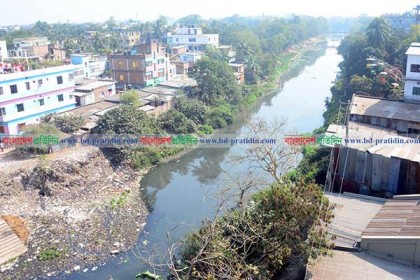 দখলে দূষণে করতোয়া নদী হারাচ্ছে গতি, ব্যবস্থা নেই