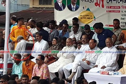 সমাবেশ মঞ্চেই নামাজ পড়লেন ফখরুল