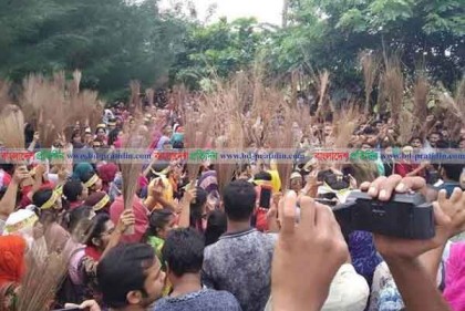 বশেমুরবিপ্রবি উপাচার্যের পদত্যাগ দাবিতে ঝাড়ু মিছিল