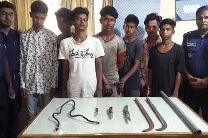 শ্রীমঙ্গলে কিশোর গ্যাং গ্রুপের সাত সদস্য আটক, অস্ত্র উদ্ধার
