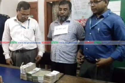 ২৩ লাখ টাকাসহ জেলা সঞ্চয় অফিসের উচ্চমান সহকারী আটক