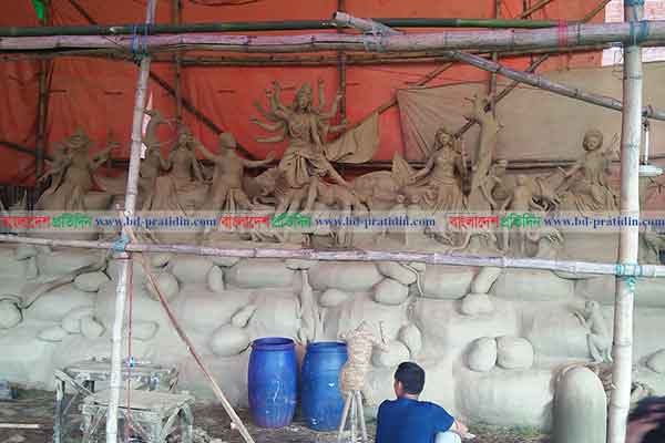 মৌলভীবাজারের দুর্গা মণ্ডপে চলছে মাটি ও রংয়ের কাজ 