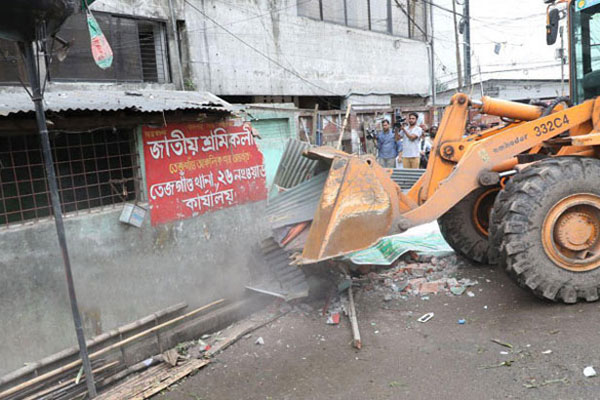 রাজধানীতে শ্রমিক লীগের কার্যালয় গুঁড়িয়ে দিয়েছে ডিএনসিসি