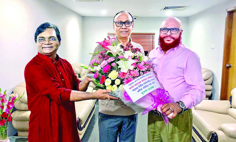 বসুন্ধরা গ্রুপের চেয়ারম্যান আহমেদ আকবর সোবহানকে ফুল দিয়ে শুভেচ্ছা